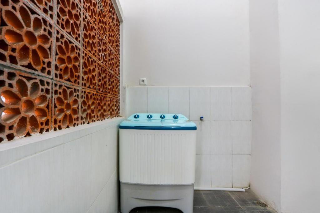 Hotel Oyo 3187 Kost Putri Bu Chris Jembel Exterior foto