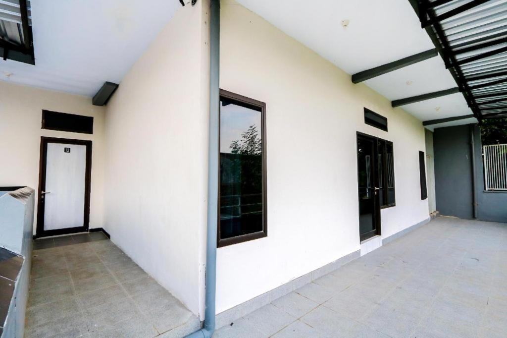 Hotel Oyo 3187 Kost Putri Bu Chris Jembel Exterior foto