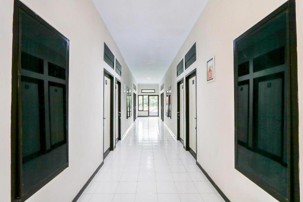 Hotel Oyo 3187 Kost Putri Bu Chris Jembel Exterior foto