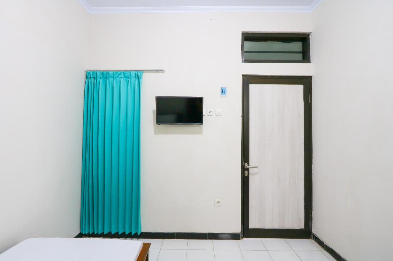 Hotel Oyo 3187 Kost Putri Bu Chris Jembel Exterior foto