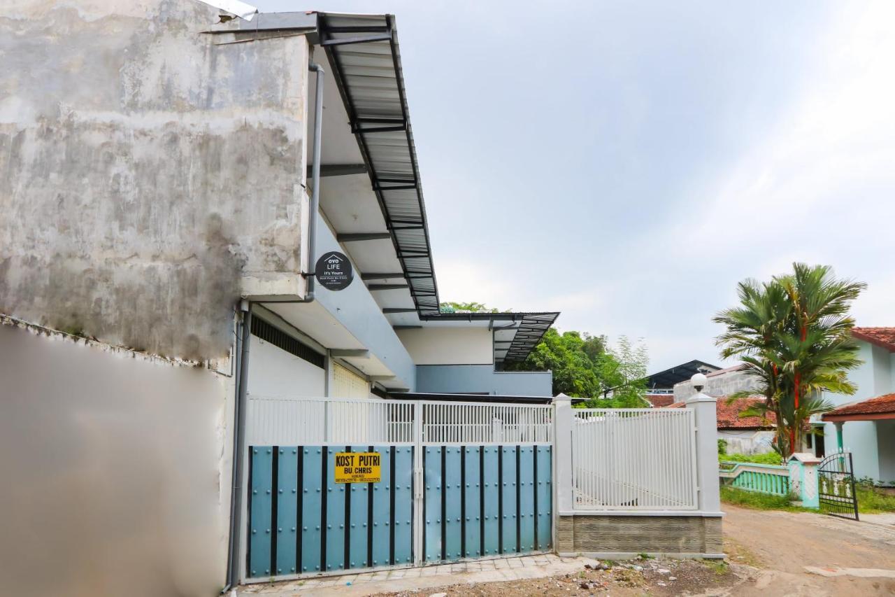 Hotel Oyo 3187 Kost Putri Bu Chris Jembel Exterior foto