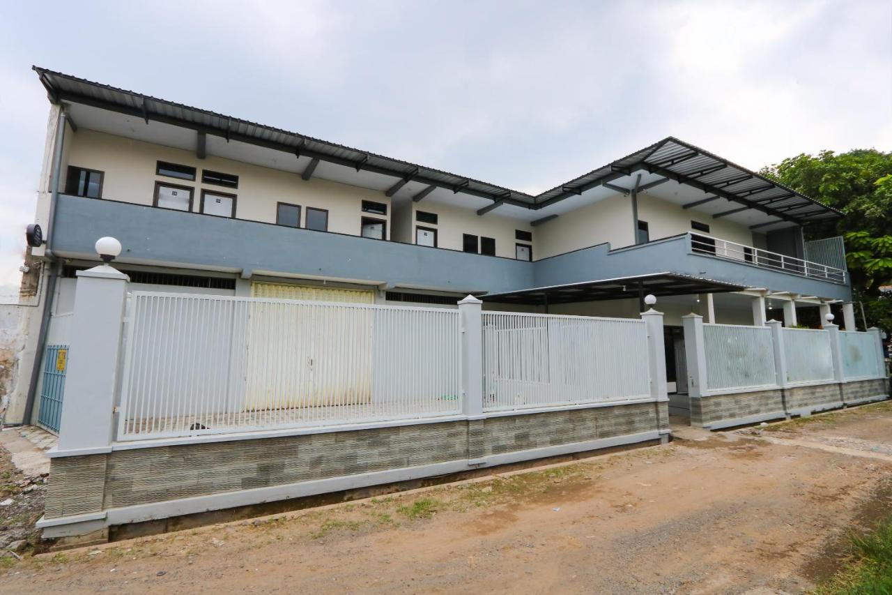 Hotel Oyo 3187 Kost Putri Bu Chris Jembel Exterior foto