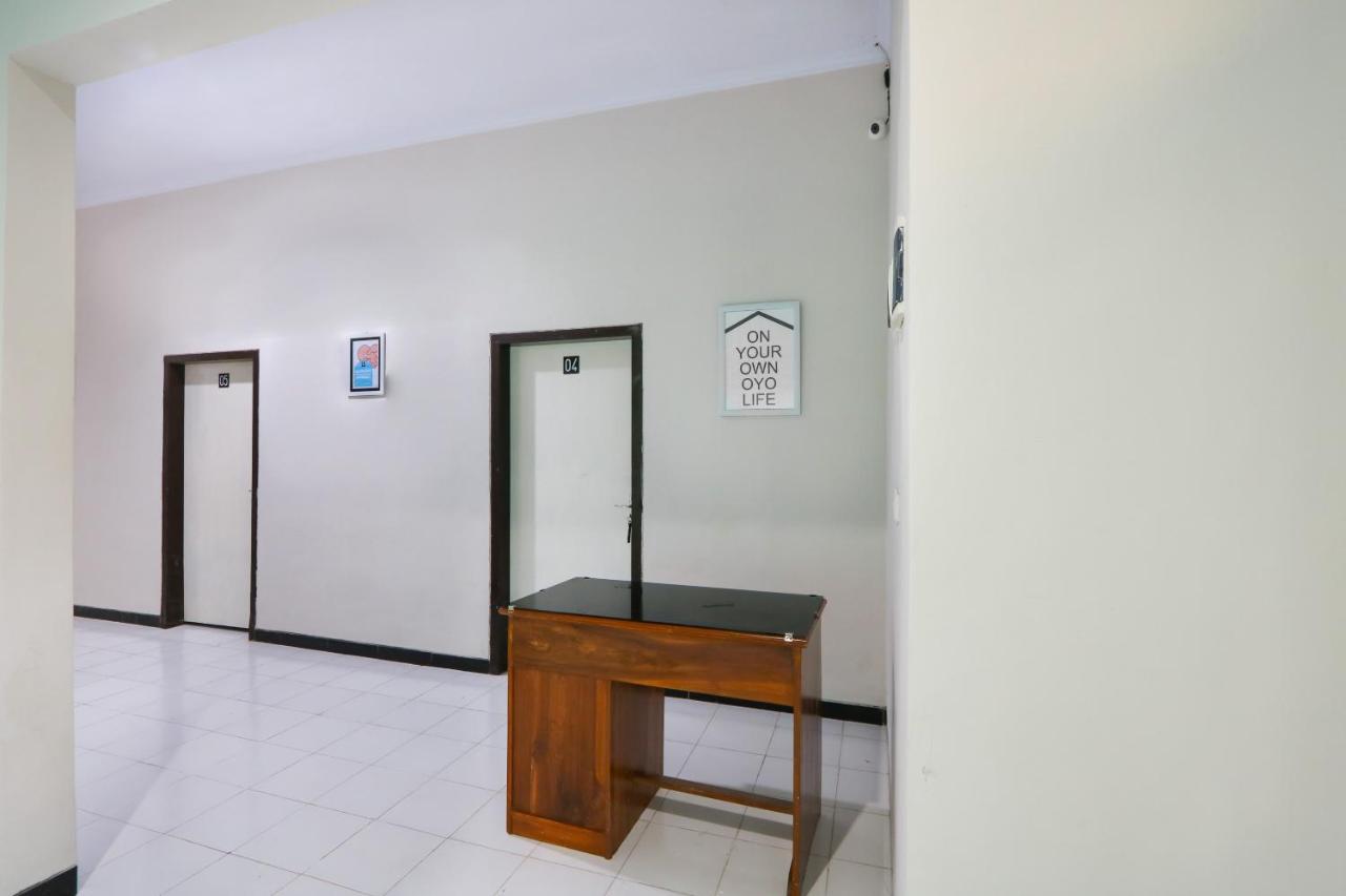 Hotel Oyo 3187 Kost Putri Bu Chris Jembel Exterior foto