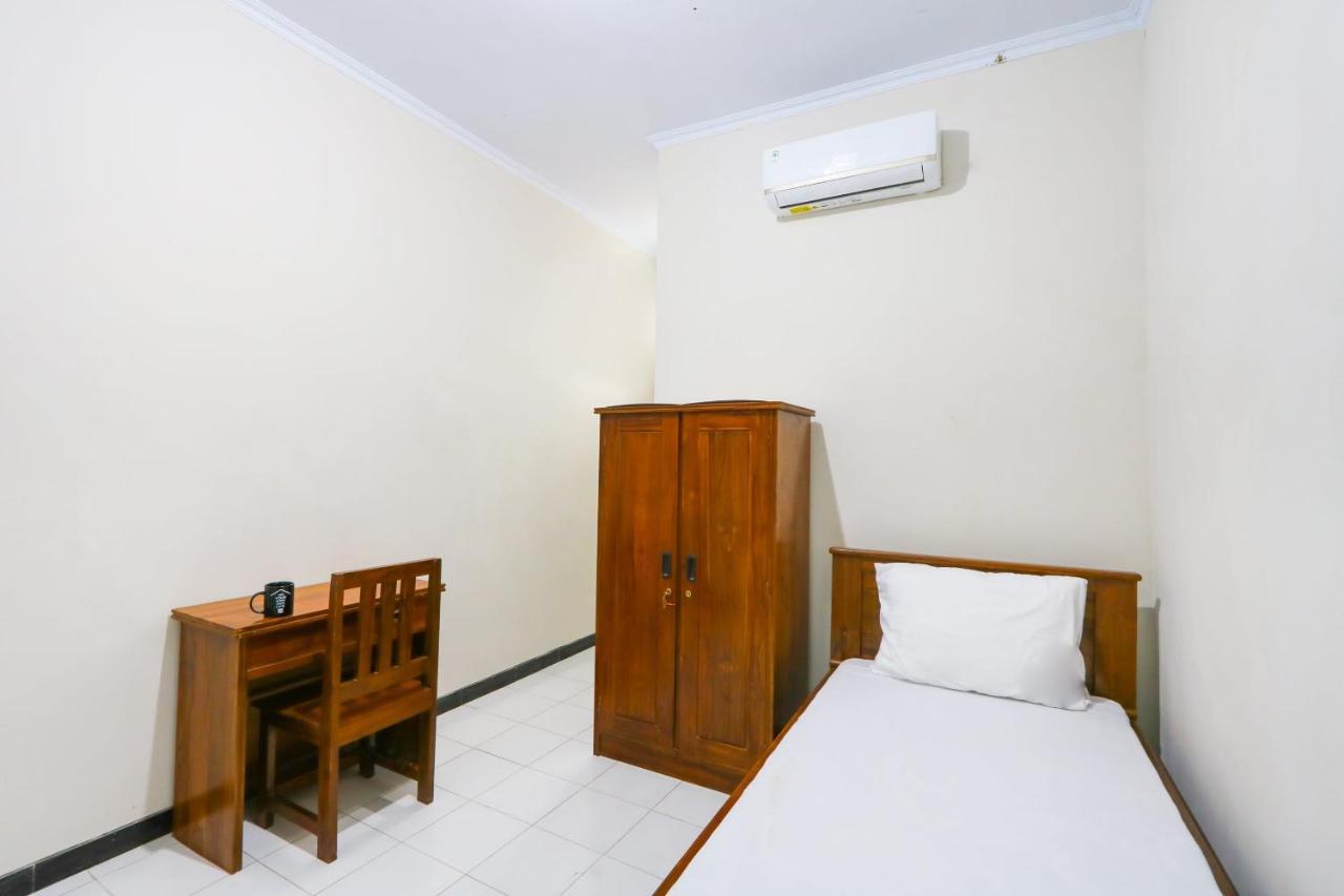 Hotel Oyo 3187 Kost Putri Bu Chris Jembel Exterior foto