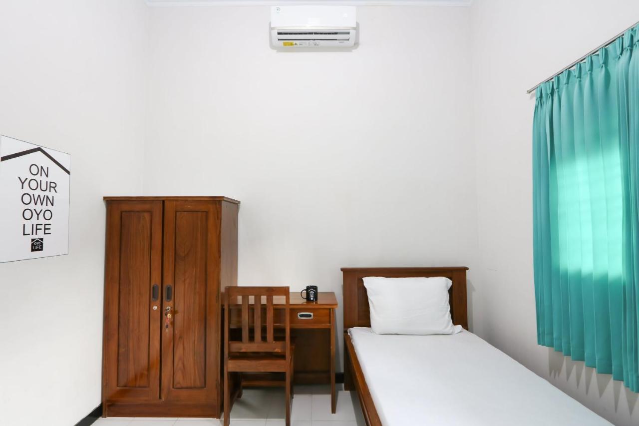 Hotel Oyo 3187 Kost Putri Bu Chris Jembel Exterior foto