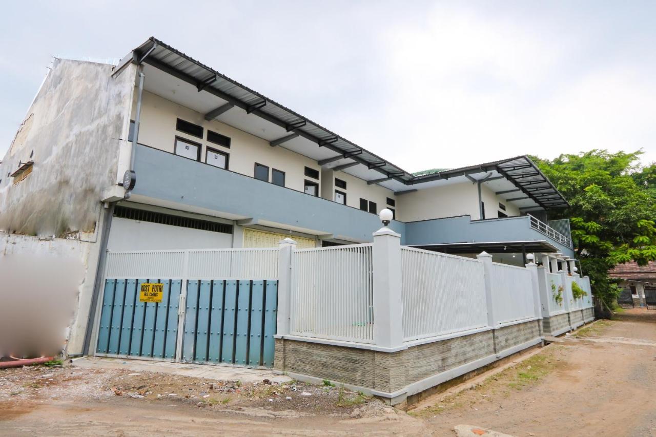 Hotel Oyo 3187 Kost Putri Bu Chris Jembel Exterior foto